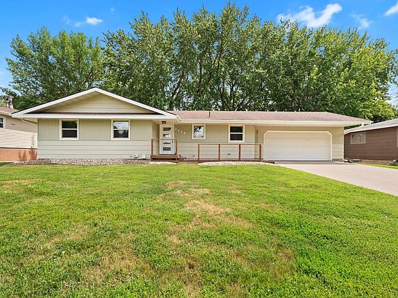 2nd image of 1912 E Sylvan Cir
