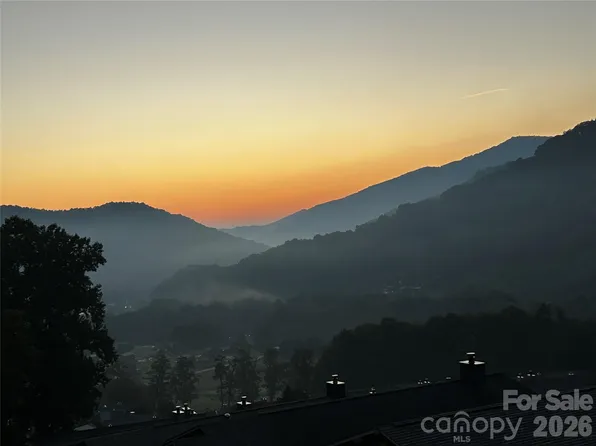 33 Flint Ln, Maggie Valley, NC 28751