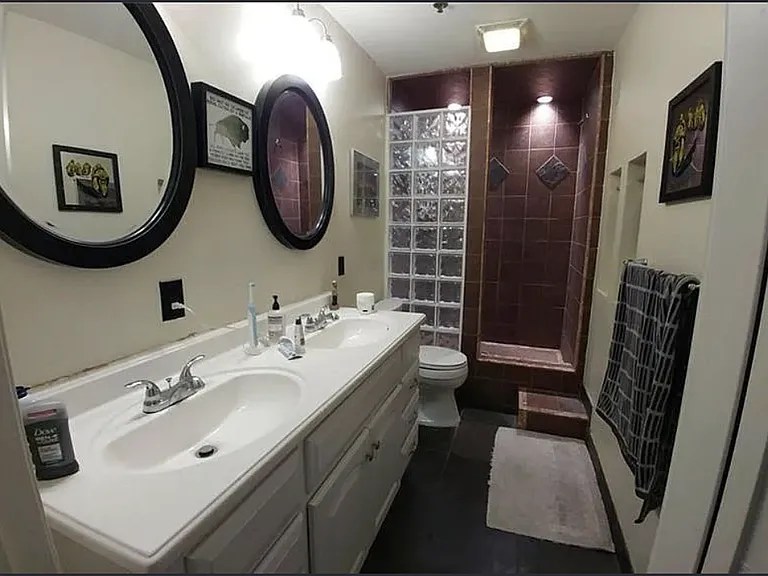 Master Bathroom w. Double Vanity