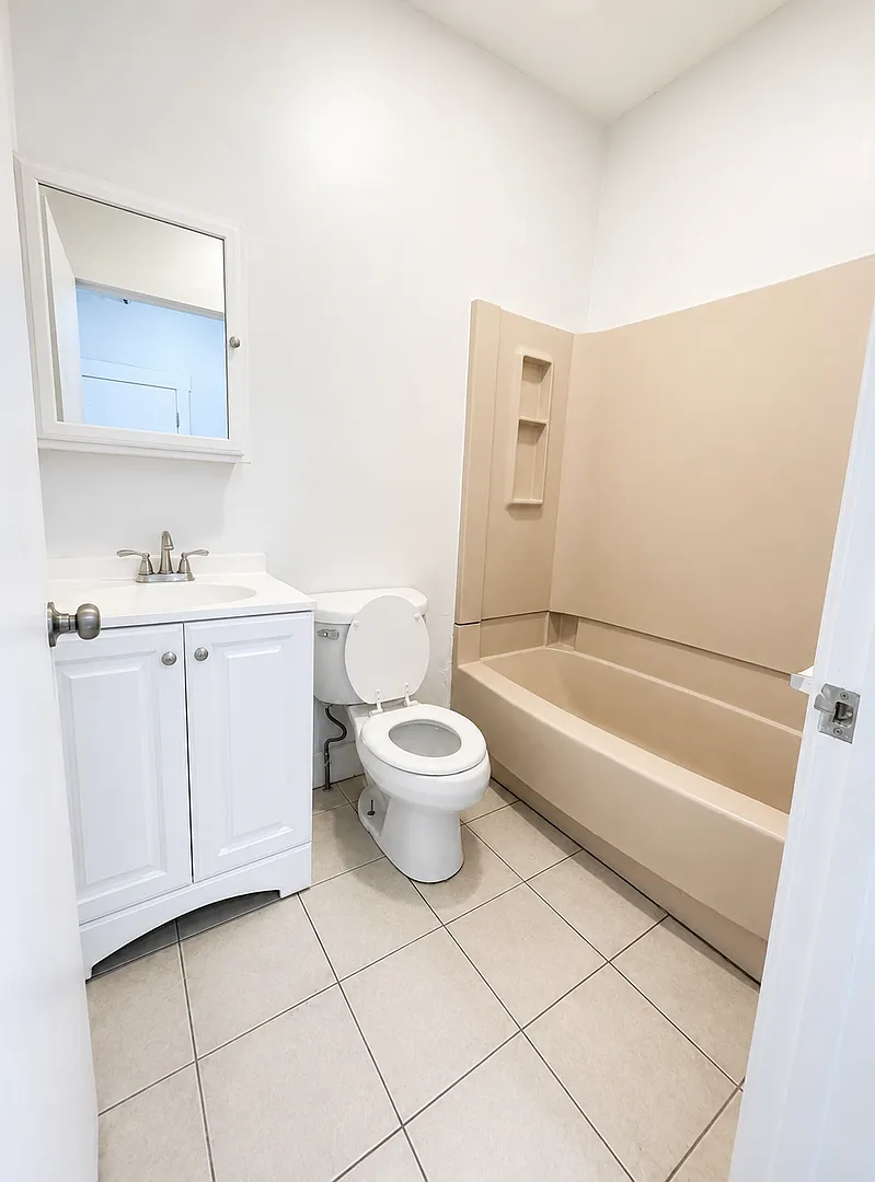 Cozy Updated Studio Apartment for Rent — Photo 4