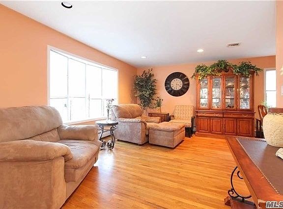 3rd image of 32 Scott St