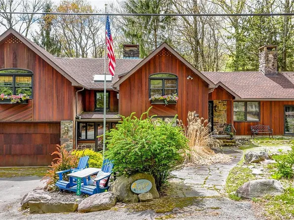 526 Moseywood Rd, Lake Harmony, PA 18624