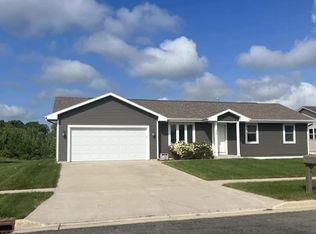 1328 Savannah Woods Dr, Edgerton, WI 53534