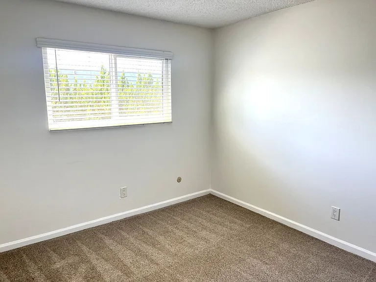 210 Quintard St — Photo 10