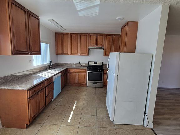 3rd image of 13129 Oxnard St APT 13