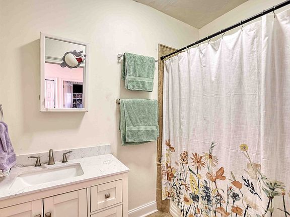 5th image of 624 E Park Avenue Ln