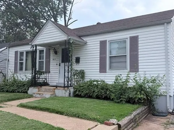 9820 Meadow View Dr, Saint Louis, MO 63114