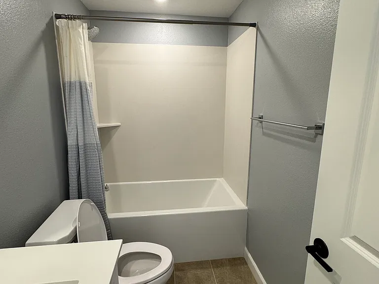 Private bathroom w/ bathtub