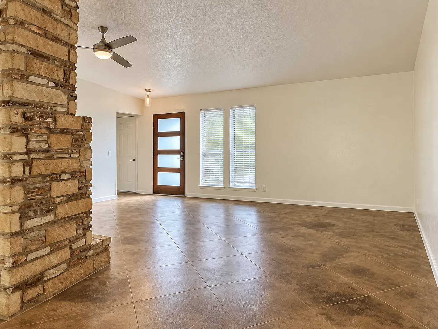 3 bed, 1393 sqft, $1,975 — Photo 3