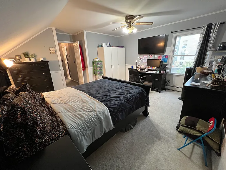 Master bedroom (2nd floor)
