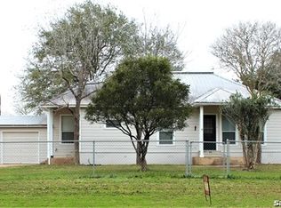 1908 8th St, Floresville, TX 78114