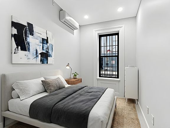 5th image of 169 Montrose Ave APT 1