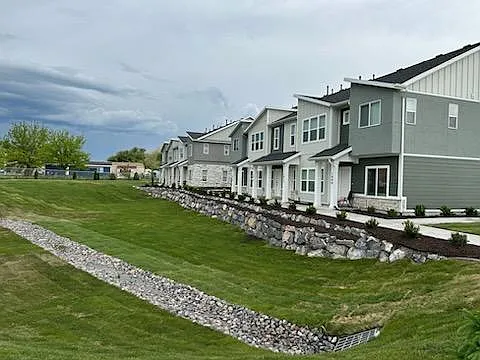 3 bed, 2.5 bath, 1476 sqft, $1,585 — Photo 2