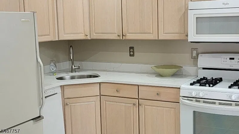 2 bed, 2.0 bath, $2,800 — Photo 2
