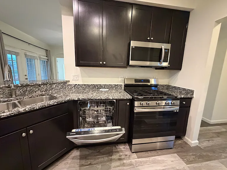 3229 Rossmore Cir — Photo 12