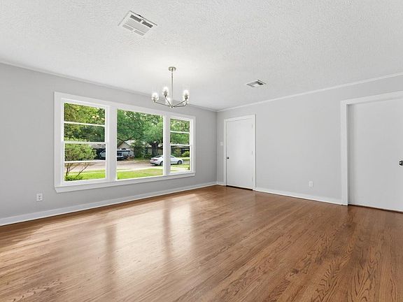 5th image of 104 Windsor St