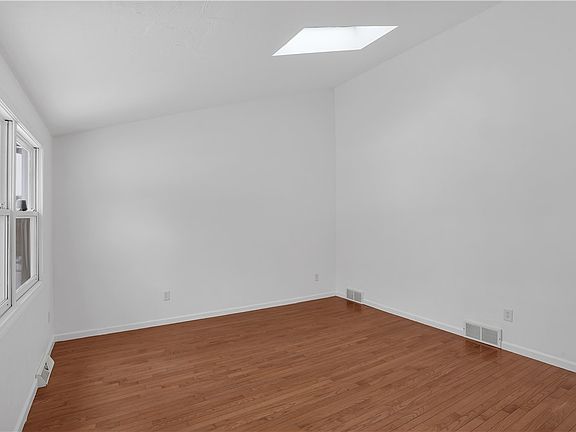 3rd image of 10 Danbury Dr
