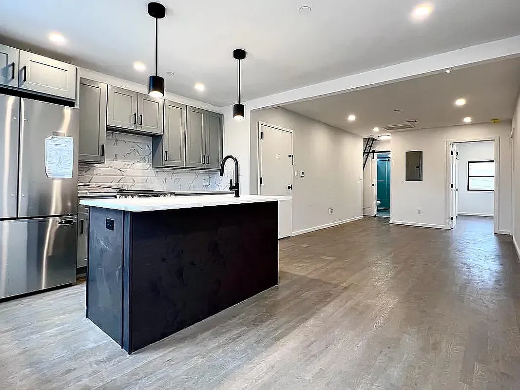 20-01 Steinway Street — Photo 3
