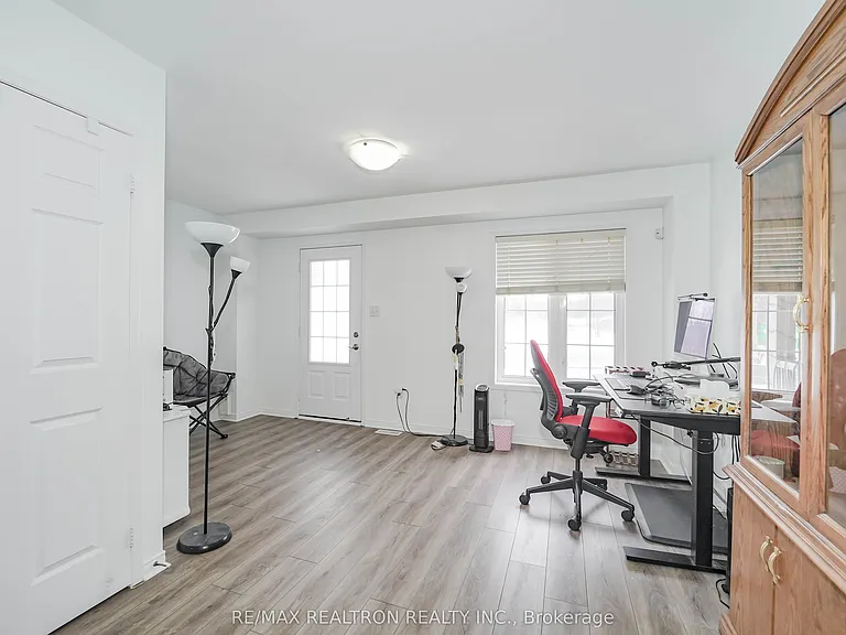 401 Rossland Rd E — Photo 8