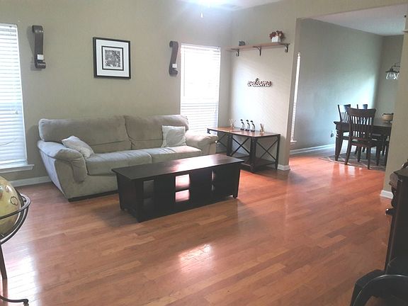 3rd image of 599 Peyton Cir