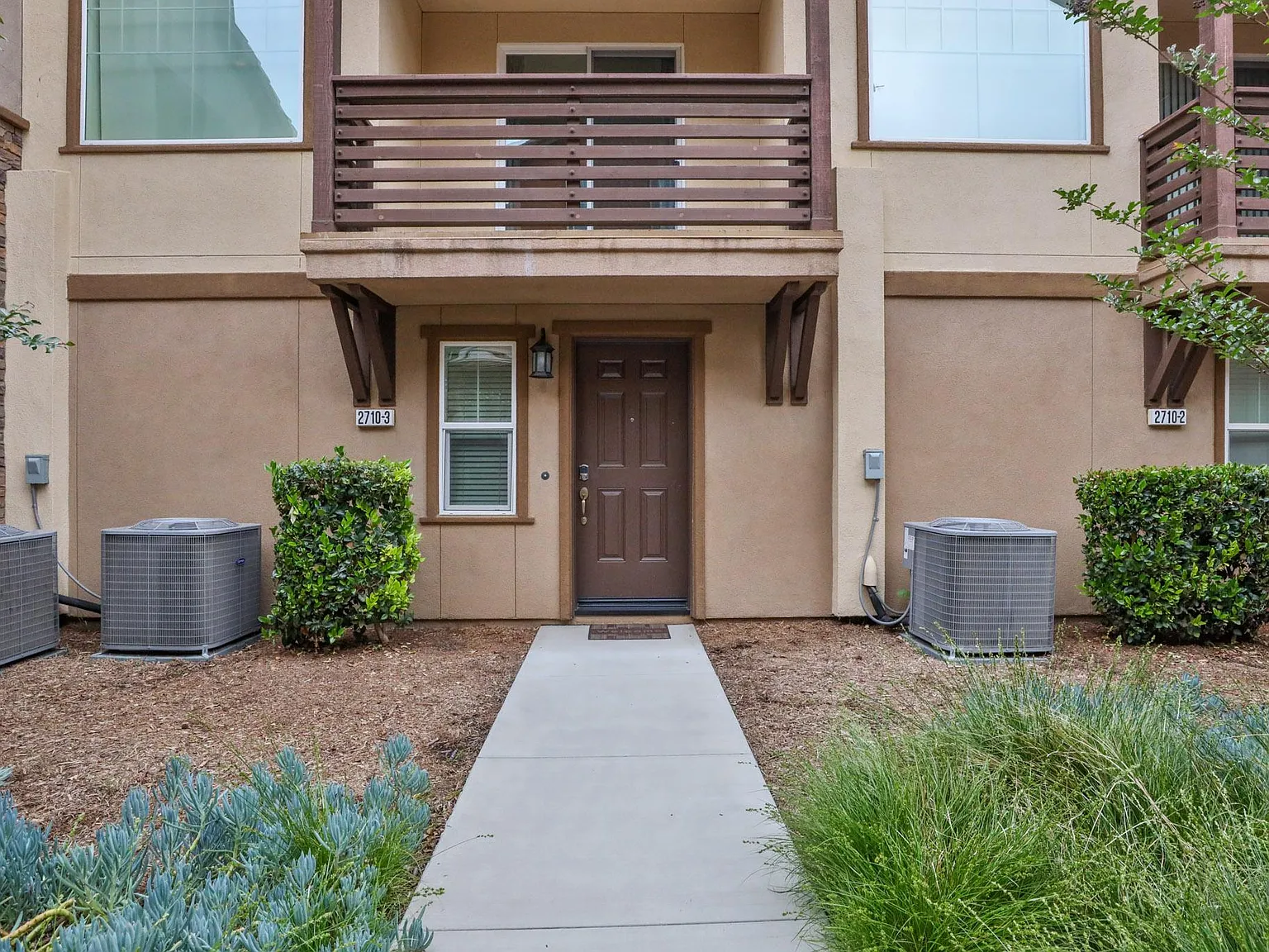 2 bed, 2.5 bath, 1062 sqft, $3,300 — Photo 2