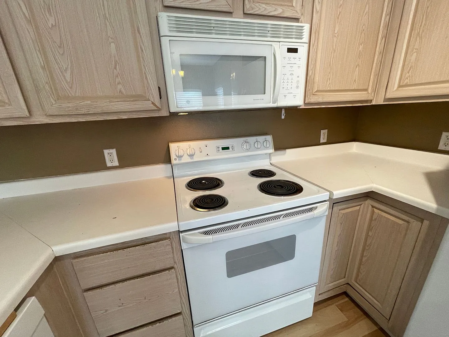 2 Bedroom CONDO nestled in a great location! — Photo 4