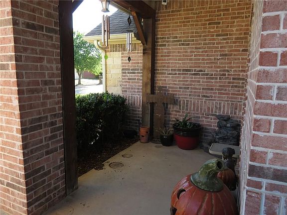 4th image of 528 Willowview Dr