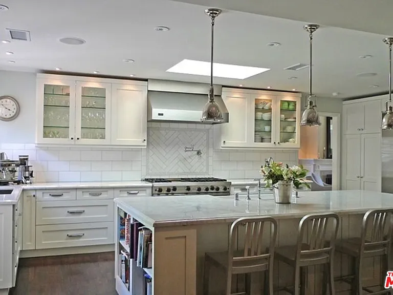 10253 Valley Spring Ln — Photo 7