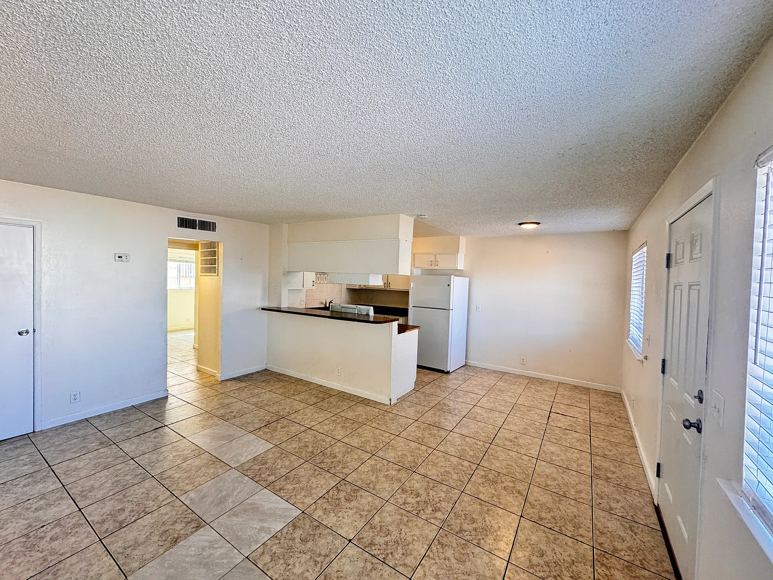 2 bed, 1.0 bath, 731 sqft, $1,155 — Photo 2