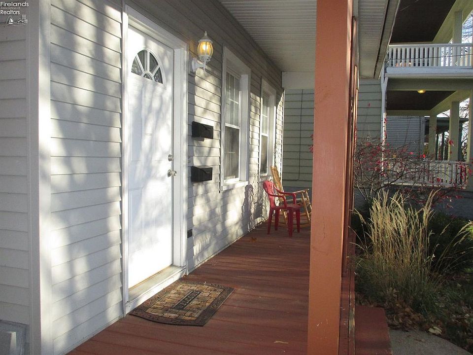2nd image of 320 Fulton St