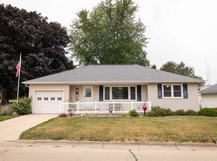 201 Arthur St NW, Cascade, IA 52033
