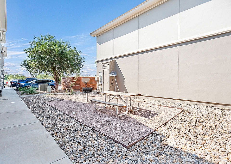 Outdoor patio at La Joya Apartments in Laredo, Texas, showcasing a picnic table set on a gravel surface