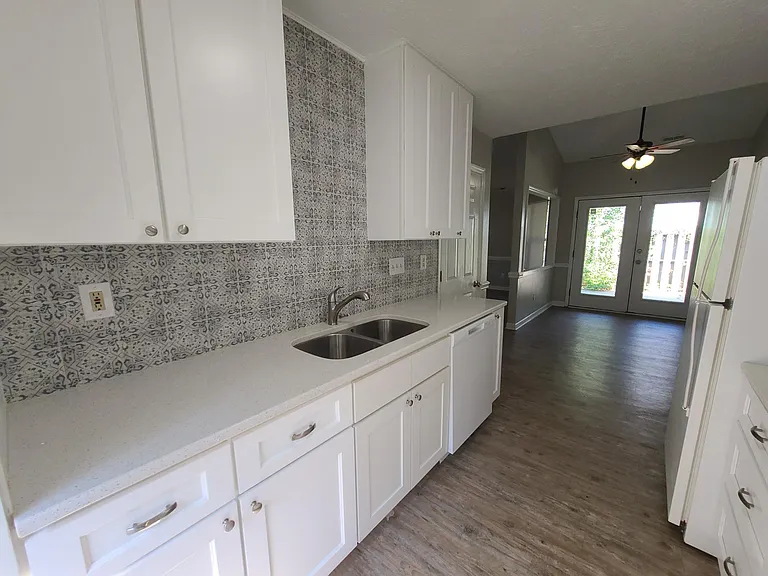 533 Hollyberry Ln — Photo 10