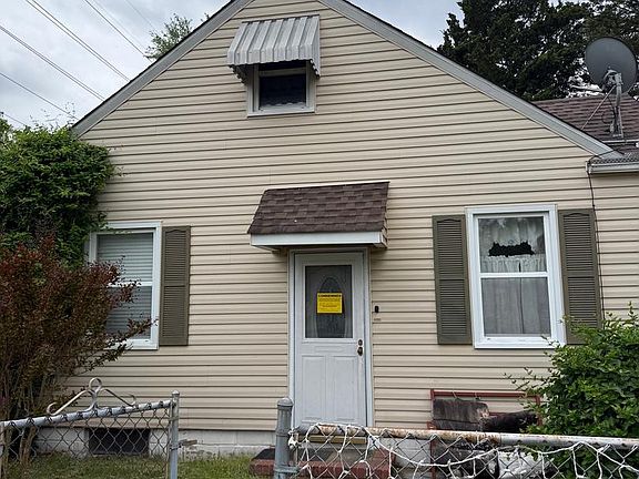 3rd image of 827 E Division St
