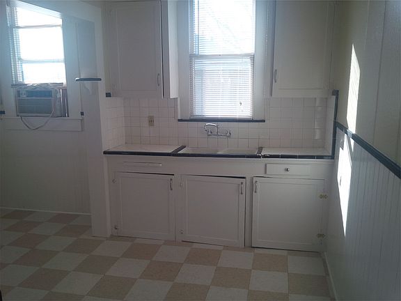 2nd image of 419 Queen Anne Ct