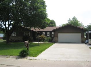 1 Greenbrier Ct, Keokuk, IA 52632