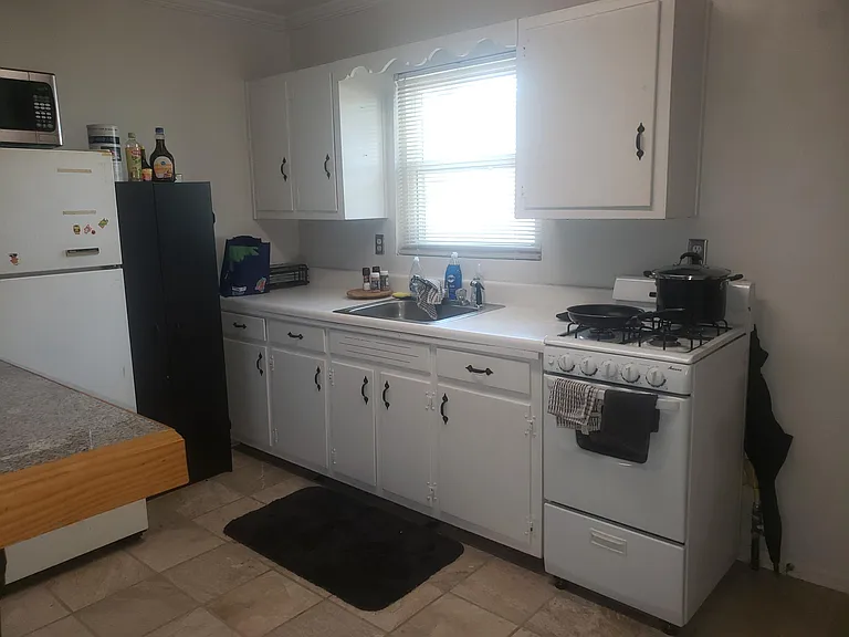1025 Greenwood Ave NE — Photo 2