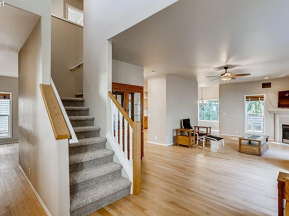 3rd image of 1379 NE Parkside Dr