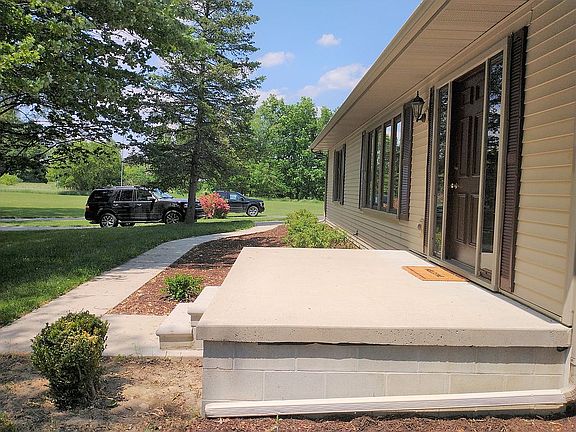 Front porch / Sidewalk