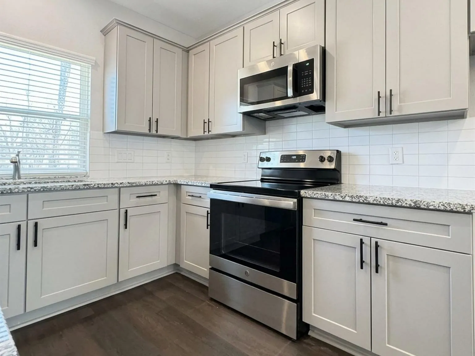 2 bed, 1.0 bath, 998 sqft, $1,350 — Photo 4