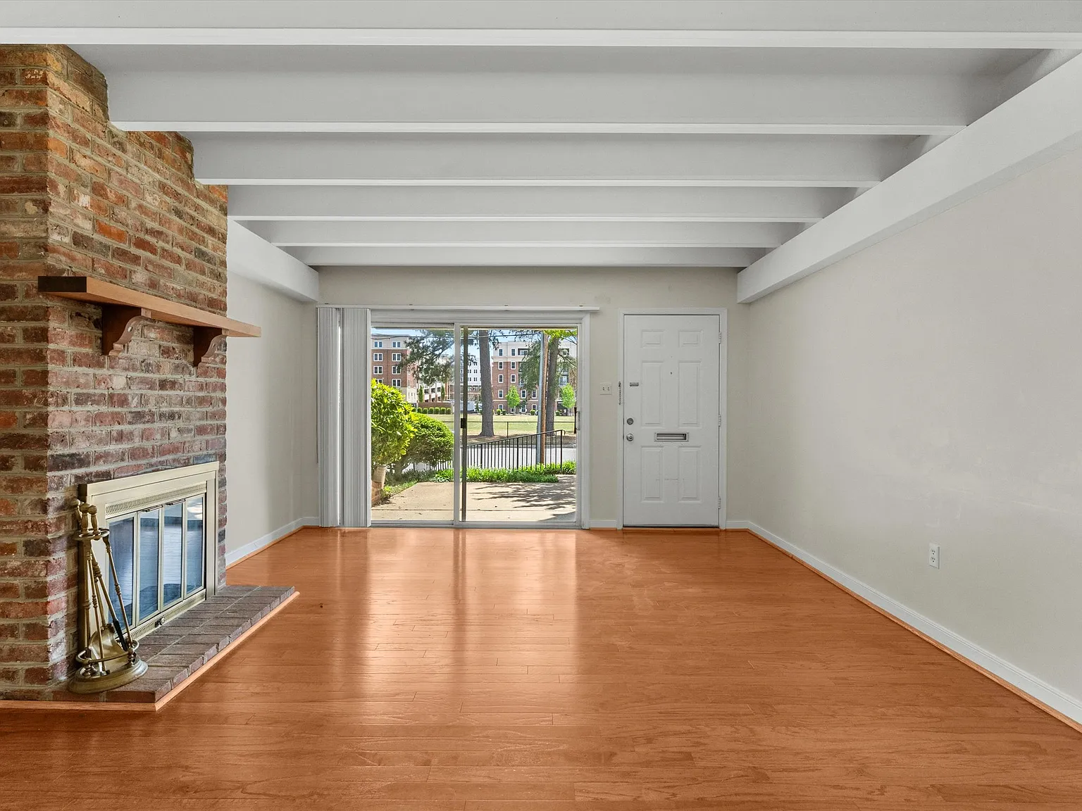 2 bed, 1062 sqft, $1,950 — Photo 3
