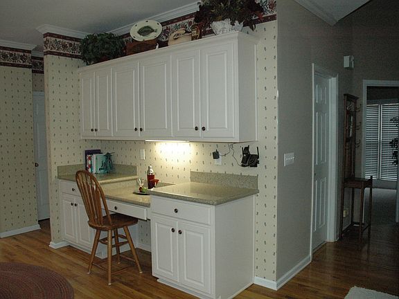 Kitchen: Complete with full dining area, desk, breakfast bar, stone countertop