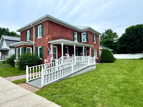 8 Chapman St, Rouses Pt, NY 12979