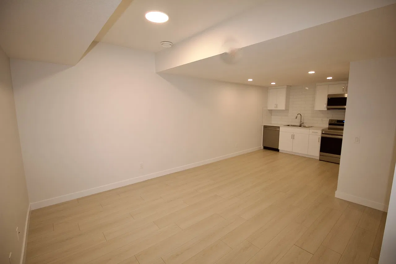1 Bed 1 Bath Suite Chappelle Parking Pad SW Edmonton — Photo 3