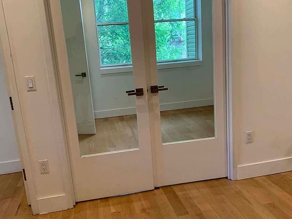4th image of 827 Willoughby Ave #3RR