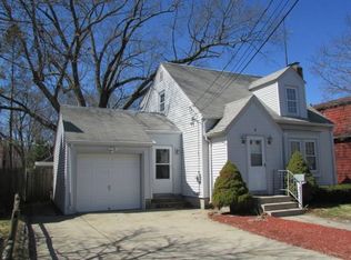 25 Sunset Ter, Cranston, RI 02905