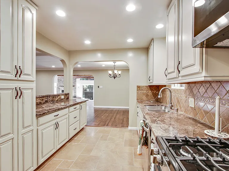 5923 Jumilla Ave — Photo 21