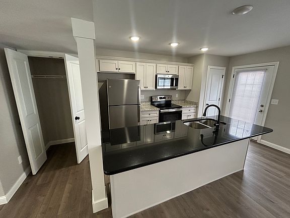4th image of 2499 Virginia Ave #10