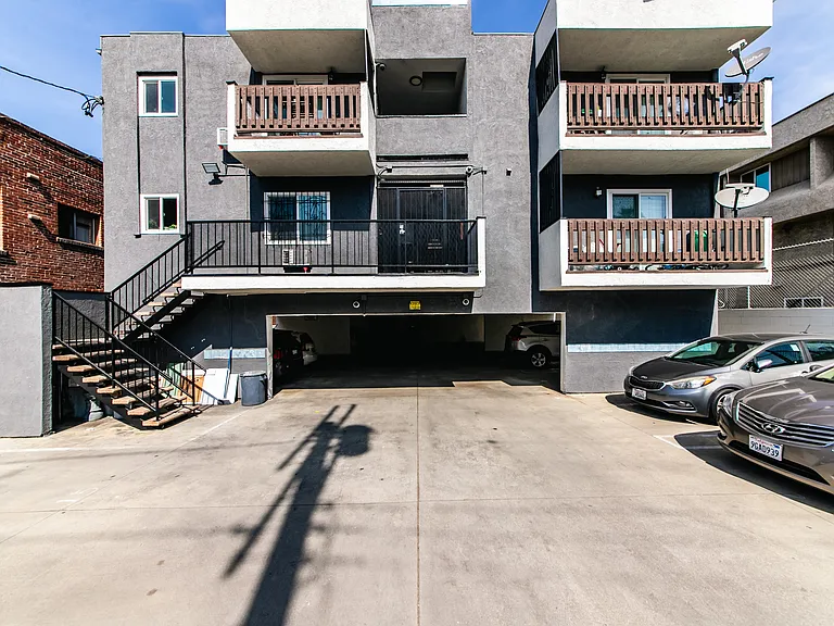1138 S Grand View St — Photo 17