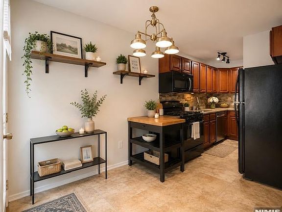 3rd image of 925 Main St APT 10